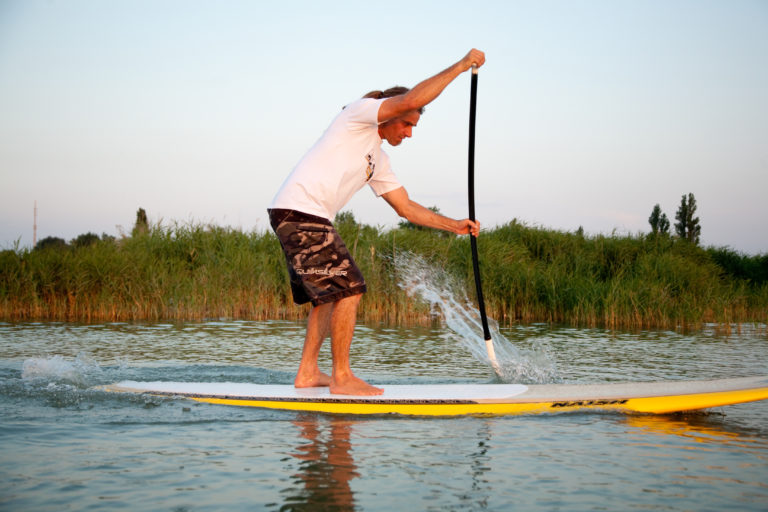 Stand-Up-Paddler am SUP-Board