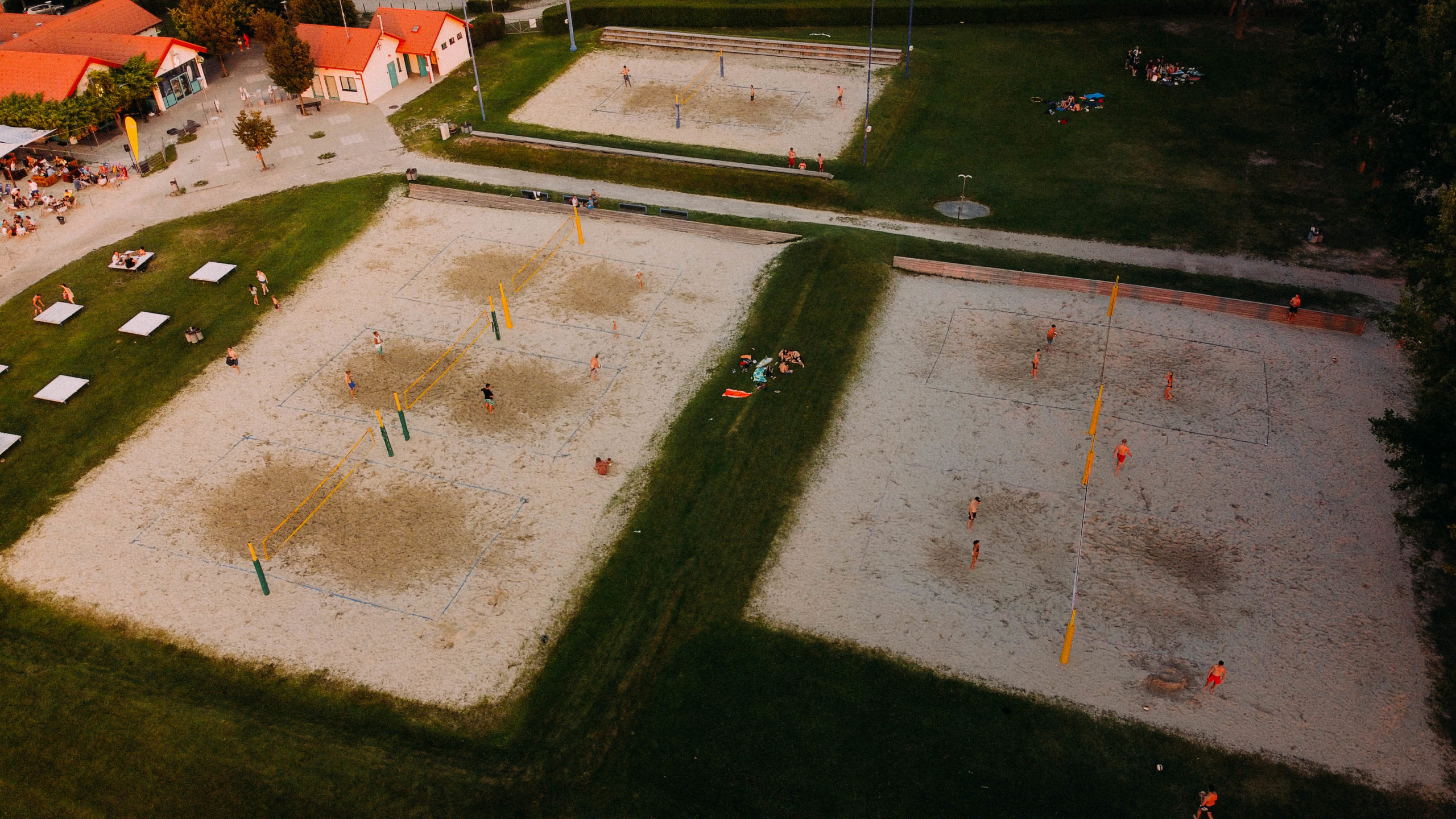 Luftaufnahme der Volleyballanlage