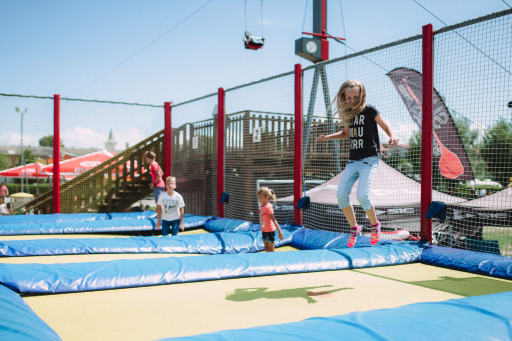 Kinder beim Trampolinspringen im Freizeitpark Podersdorf am See